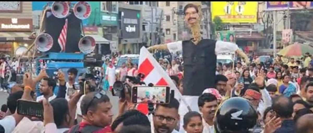 रांची में फ्लाईओवर रैंप विवाद ने तूल पकड़ा, आदिवासी संगठनों ने प्रदर्शन कर मुख्यमंत्री का पुतला फूंका